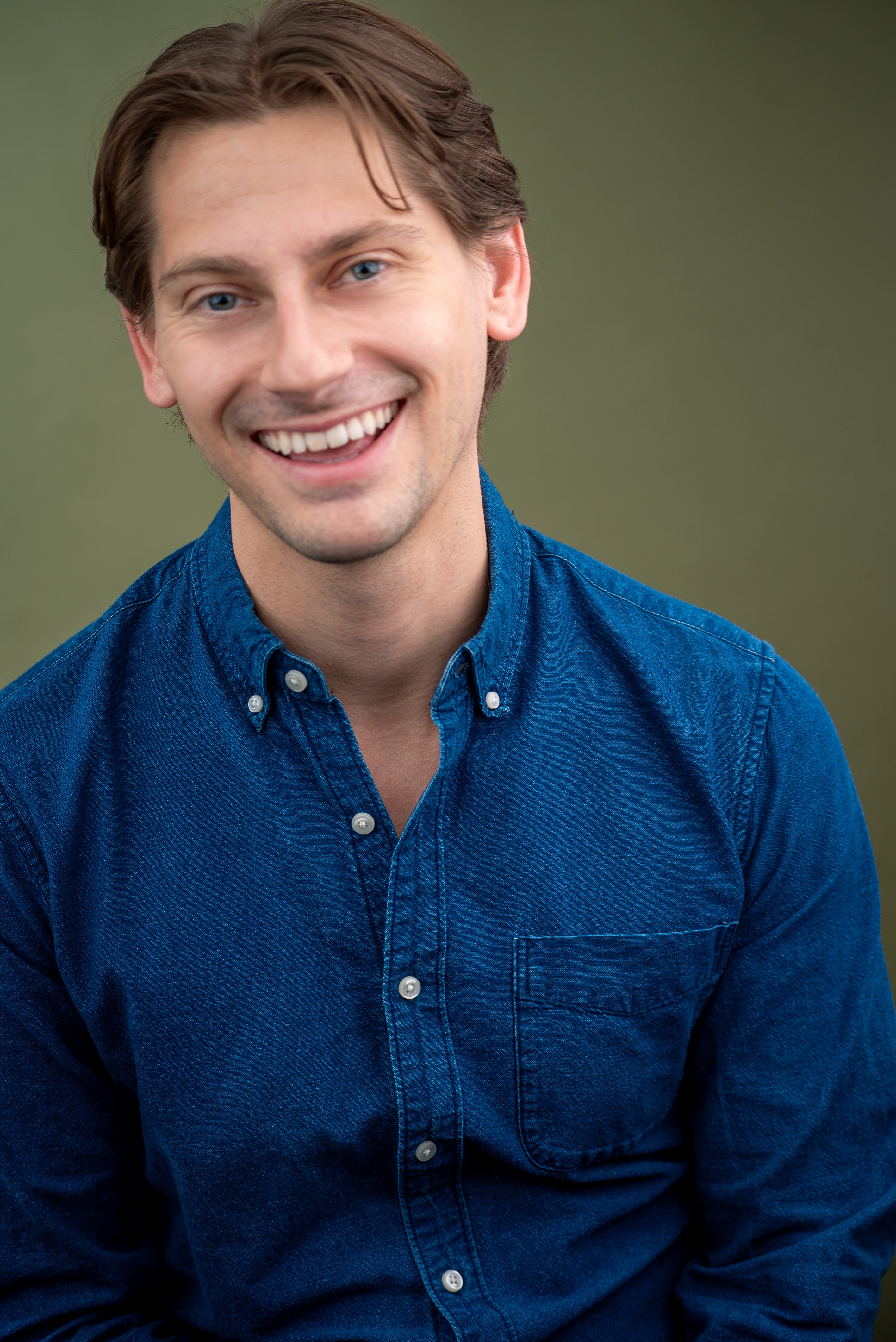 Will Van Moss, accent coach and CastReady partner, smiling in a blue shirt